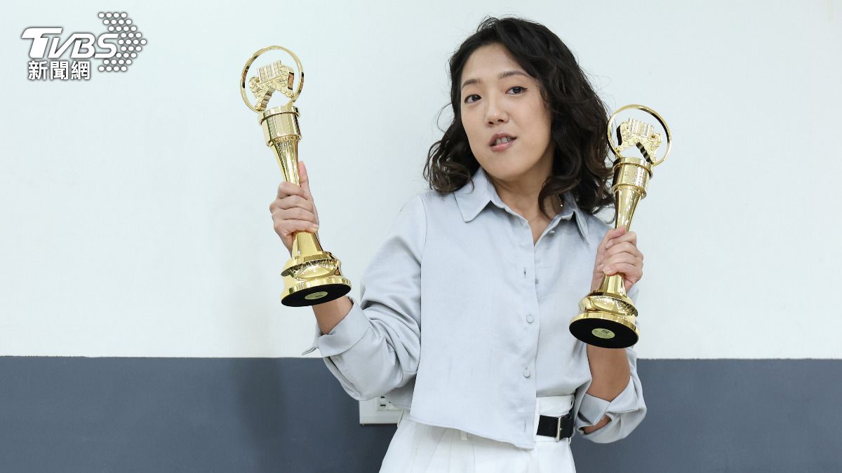 李竺芯向恩師鍾興民借來金曲獎座加持。(圖/張哲鳴攝)
