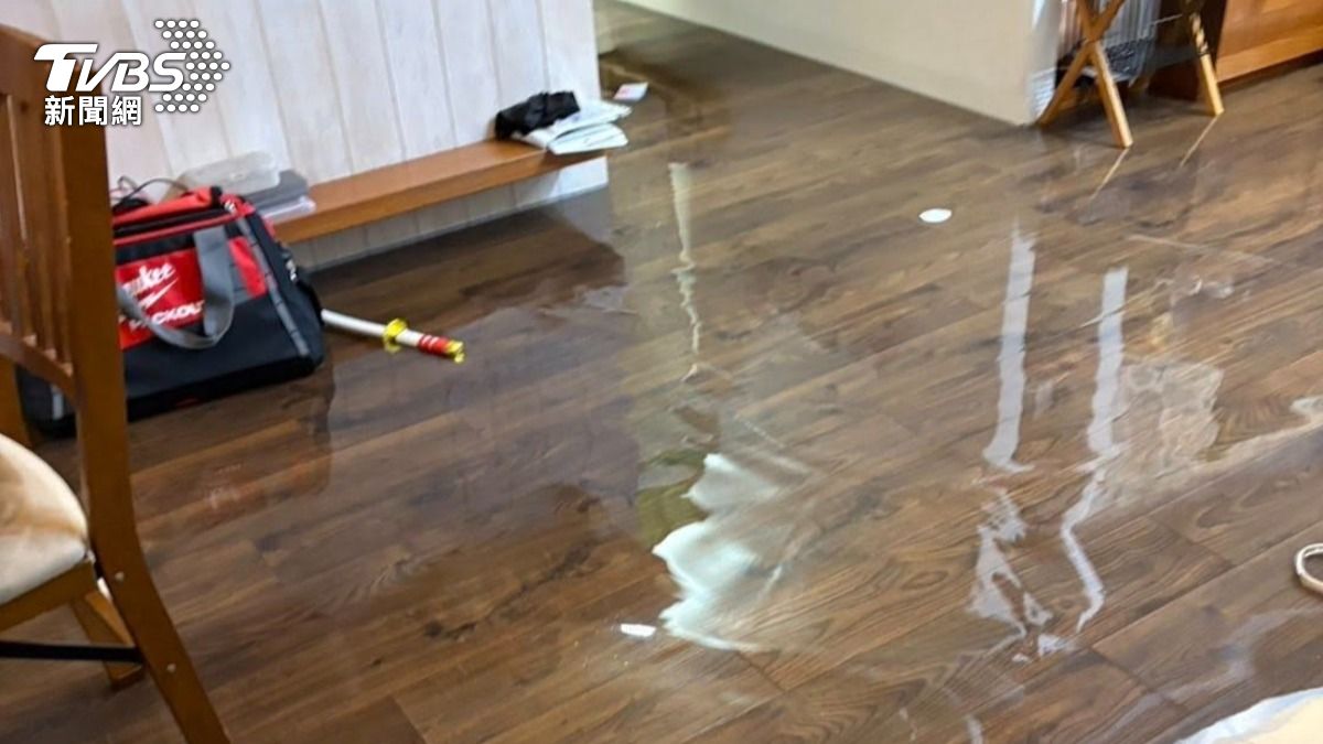 熱水器疑爆管釀屋內淹水(圖/TVBS)