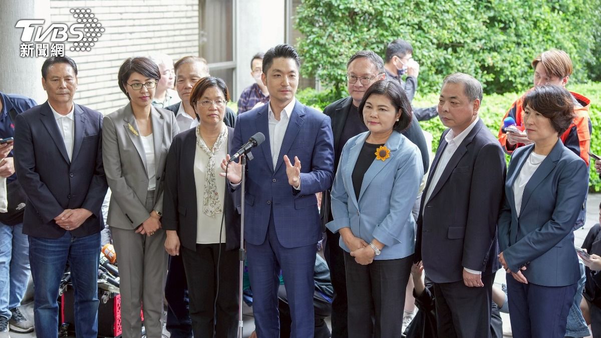台北市長蔣萬安率9縣市代表提出訴願,南投縣長許淑華(左2)、台東縣長饒慶鈴(右1)、雲林縣長張麗善(右3)、彰化縣長王惠美(左4)、連江縣長王忠銘(左1)、台中市副市長鄭照新(右4)花蓮副縣長顏新章(左3)與新竹副縣長陳見賢。(圖/華子琛攝)