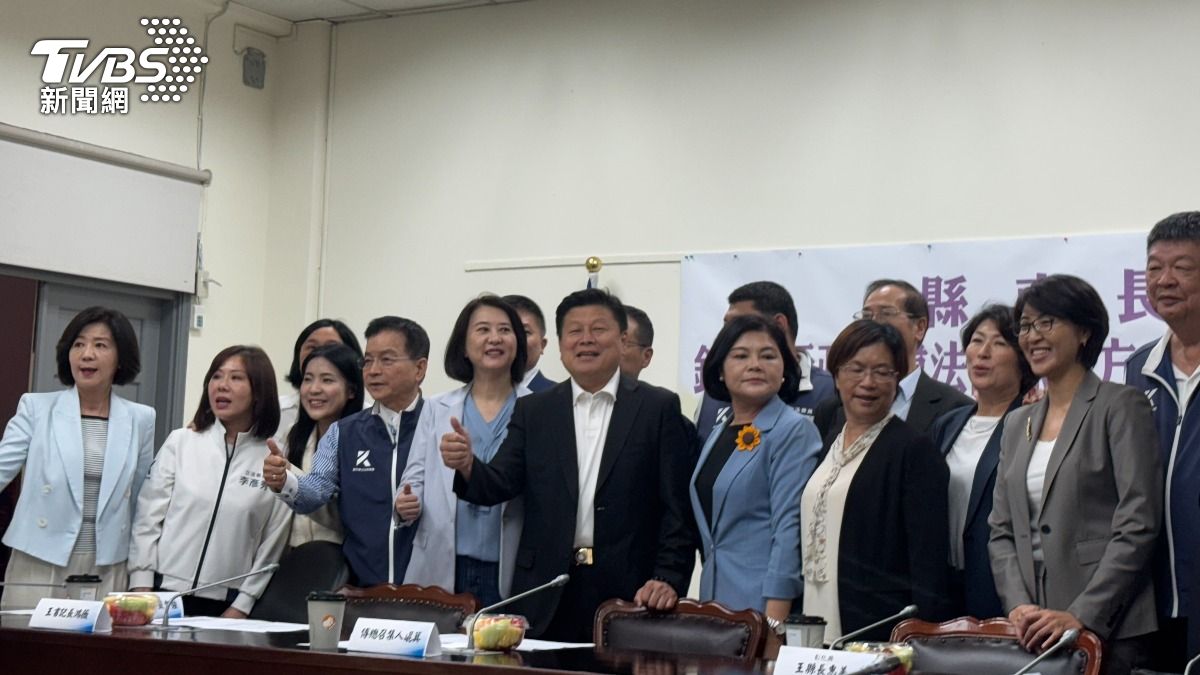 藍營縣市長到立法院拜會國民黨團。(圖/陳怡潔攝)