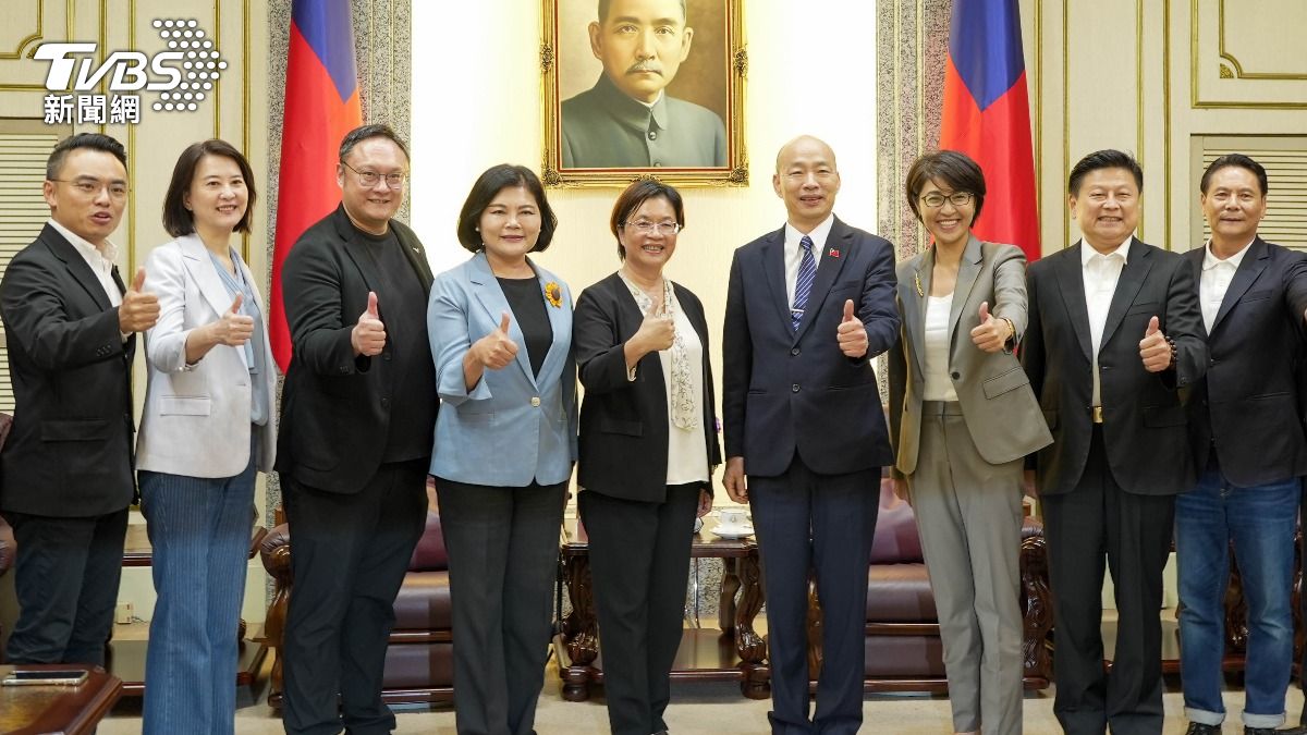 立法院長韓國瑜(右4)與國民黨黨鞭傅崐萁(右2)在立院接見藍營地方首長。(圖/華子琛攝)