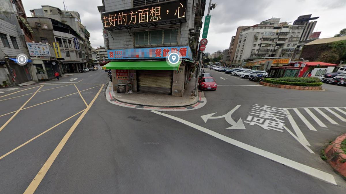三岔路口無斑馬線 螢橋國小學童放學穿梭車陣險象環生