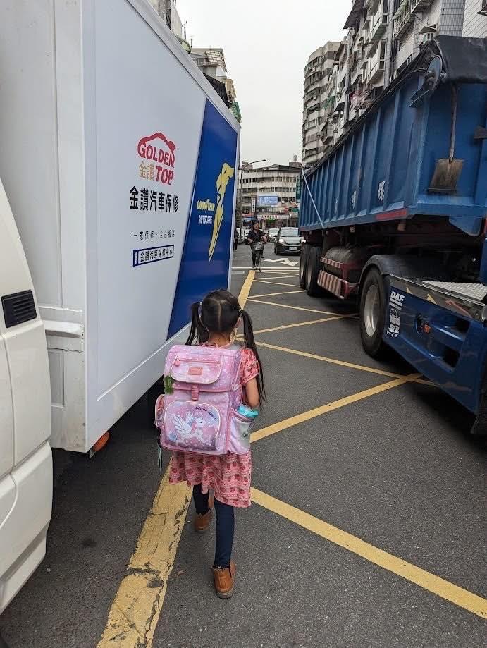 學童穿梭在大車間上下學。(圖/議員徐立信提供)
