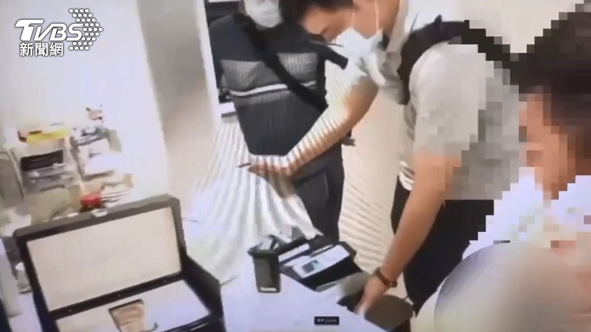 白姓詐騙集團幹部住處遭搜索,查扣大量奢侈品。 (圖/TVBS)