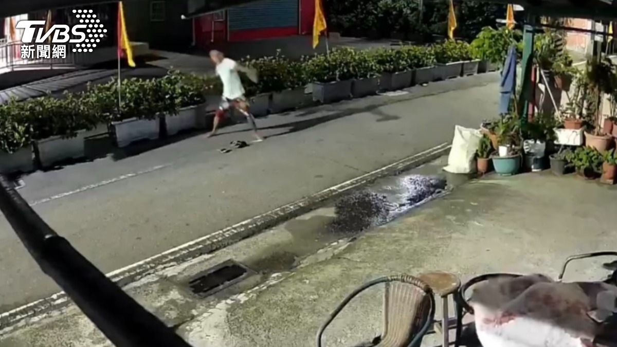 男拿石塊狂砸鄰居家門窗還襲警遭逮。(圖/TVBS)