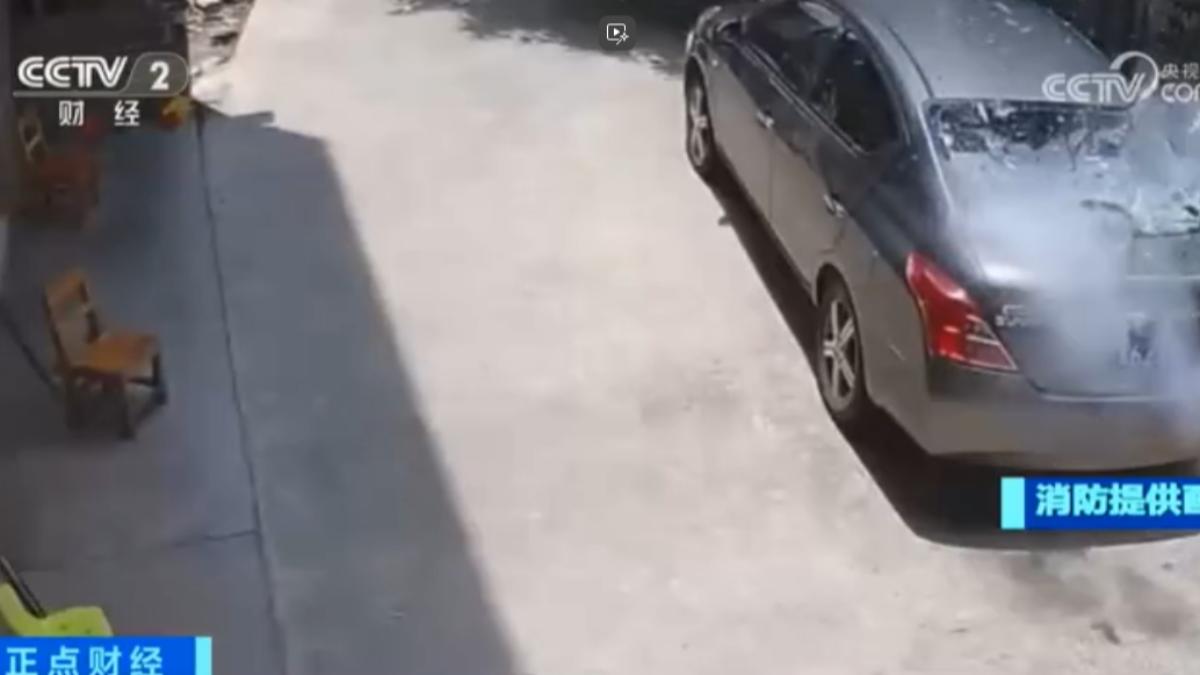 陸華北熱浪局部衝39度 轎車擋風玻璃炸開（圖／CCTV-2）
