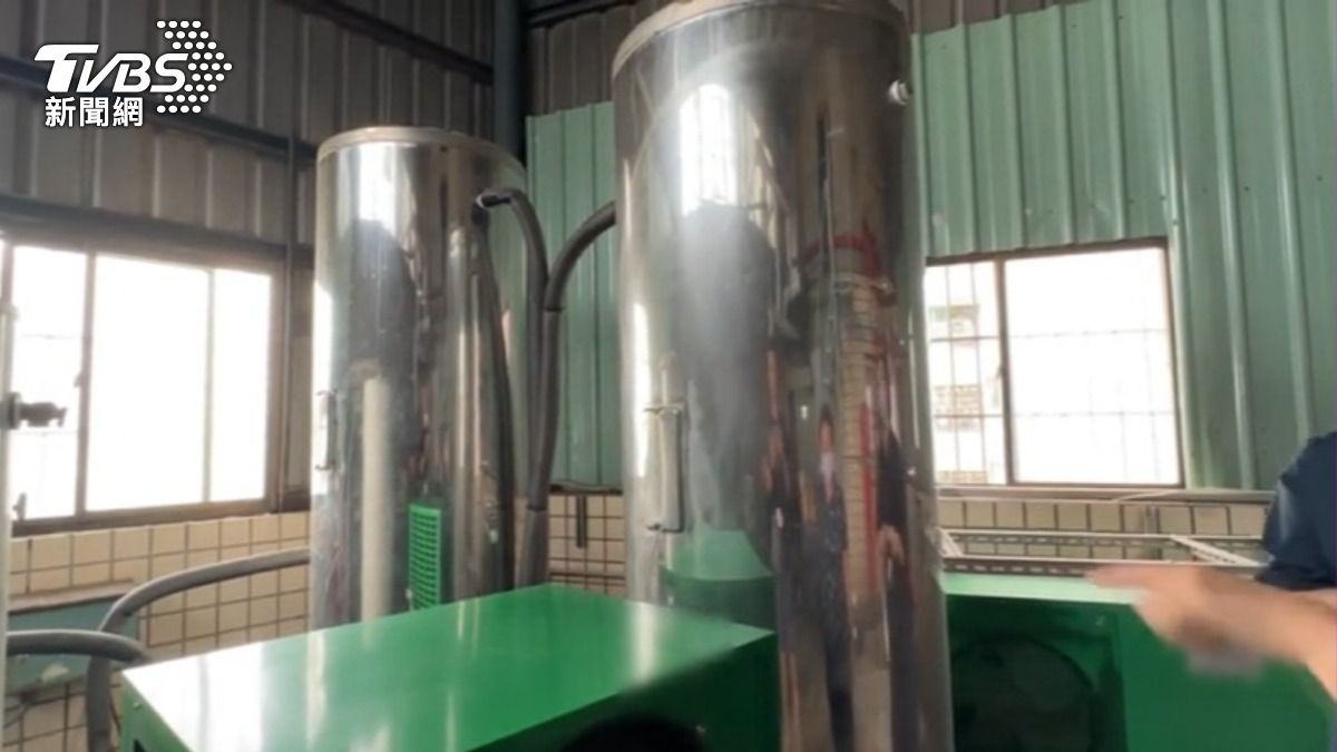 熱泵熱水器可將水加熱，儲存槽內，旅館業熱水用量大，用電量更省。（圖／TVBS）