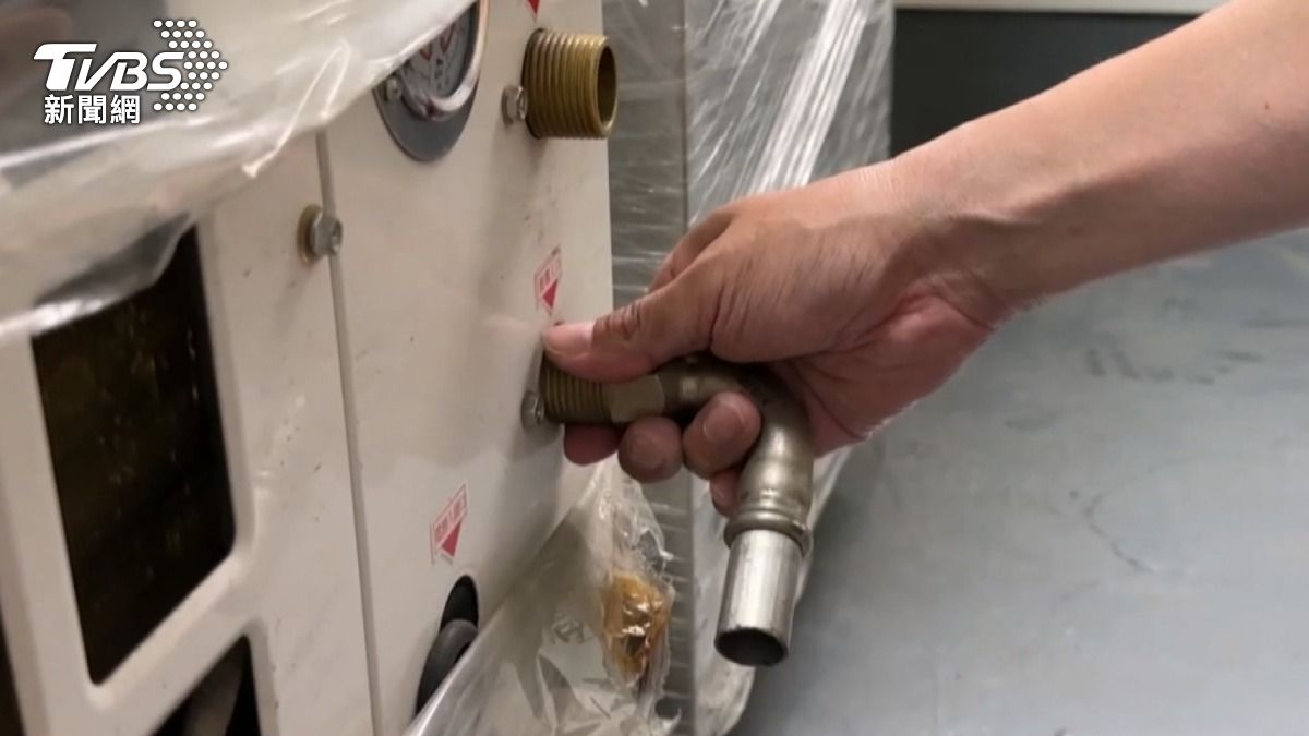水變成水蒸氣，壓力增3倍，不鏽鋼材質較堅固，但要價貴。（圖／TVBS）