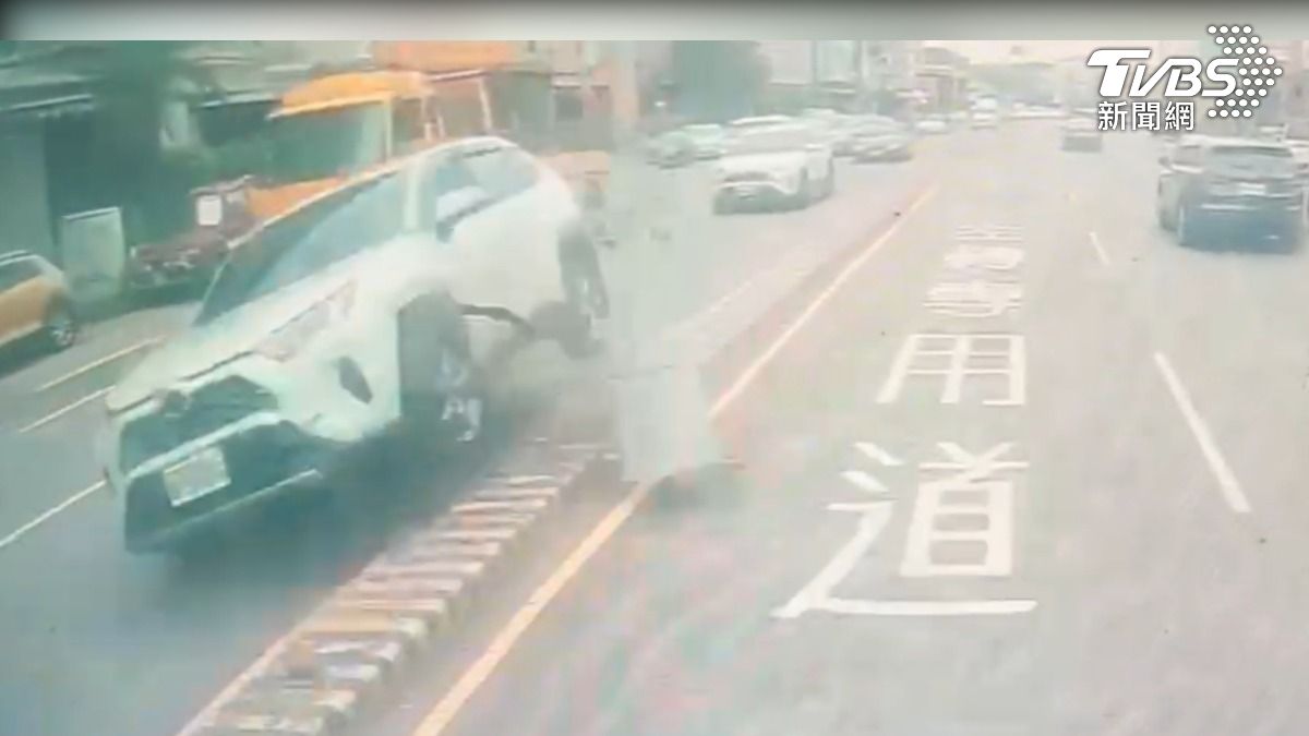 肇事休旅車分隔島撞斷燈桿。(圖受害駕駛提供)