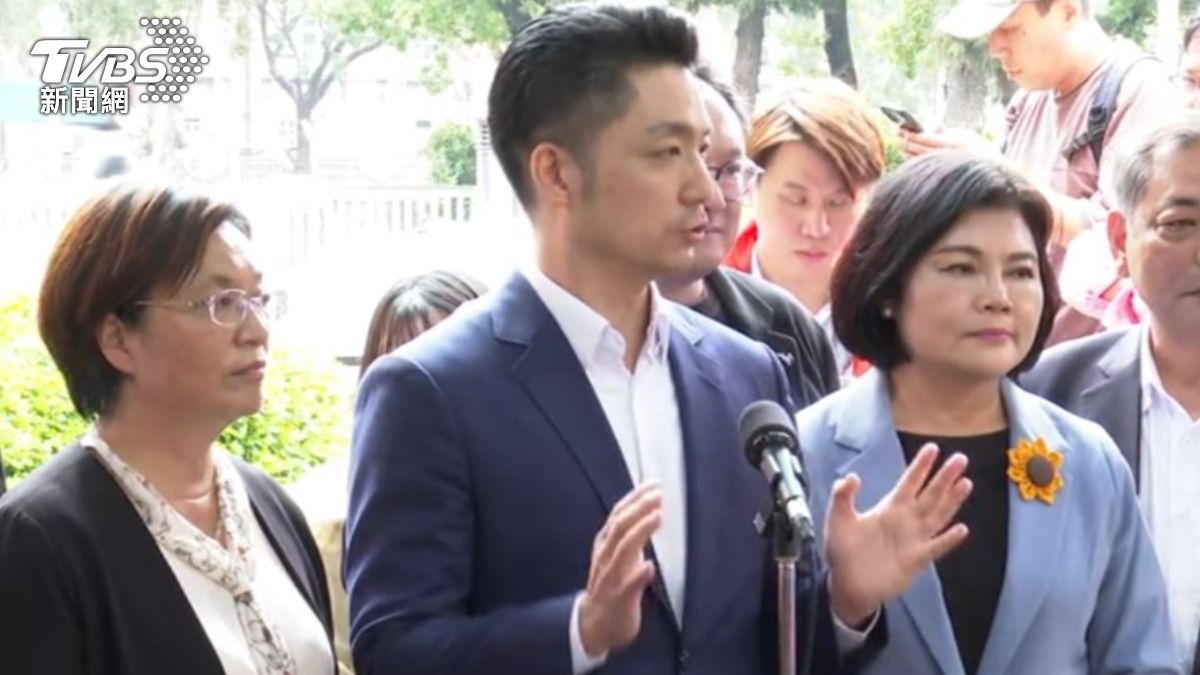 台北市長蔣萬安與藍營首長赴政院遞交訴願書(圖/TVBS)