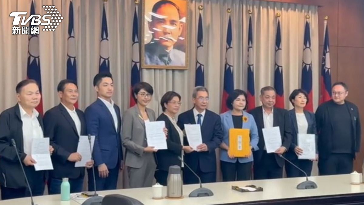 台北市長蔣萬安率隊與藍首長到政院遞交訴願書(圖/TVBS)