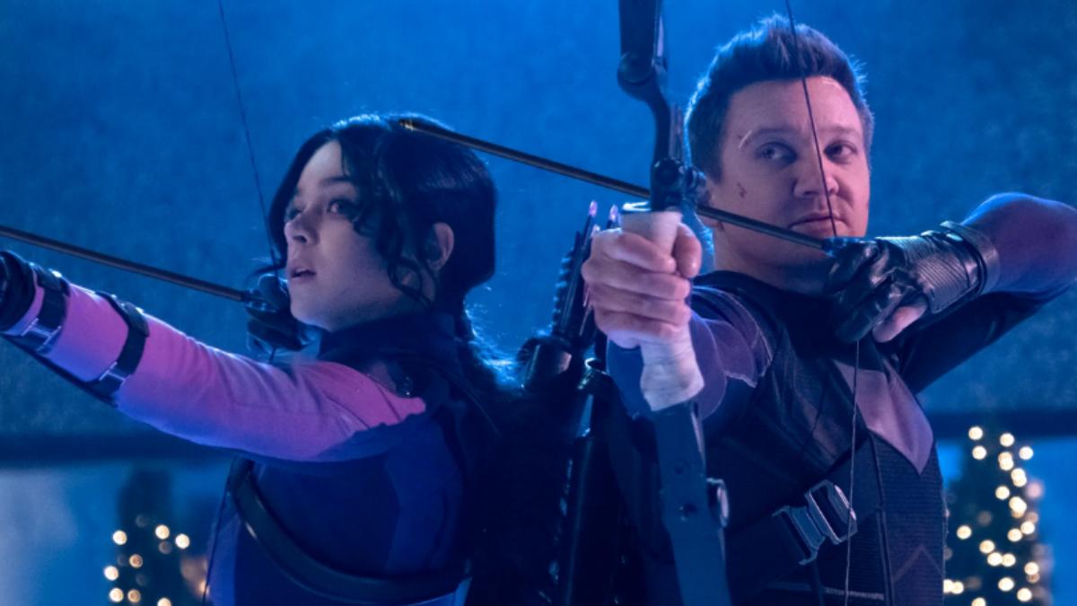 海莉史坦菲德(左)曾與傑瑞米雷納合作漫威影集《鷹眼》。(圖/Disney+提供)
