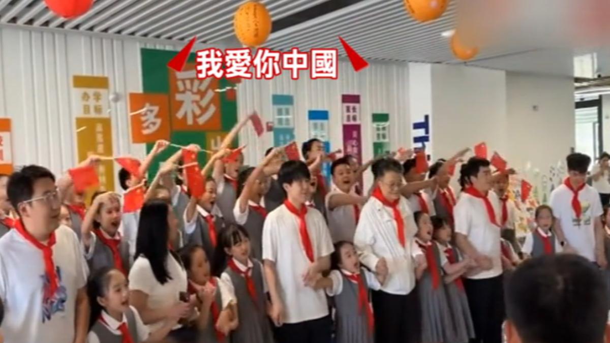 台灣桌球選手林昀儒參加2025中國乒乓球超級聯賽,賽前和當地學童交流。圖/翻攝自微博