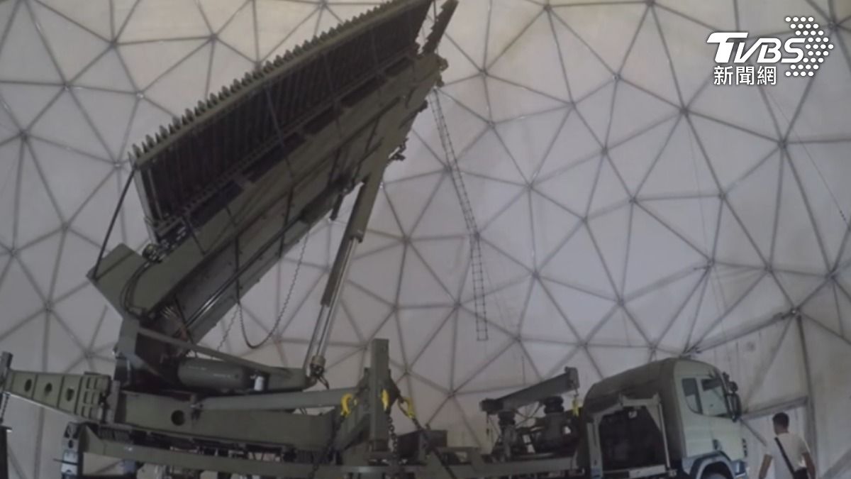 空軍TPS-117雷達收合天線準備機動移防