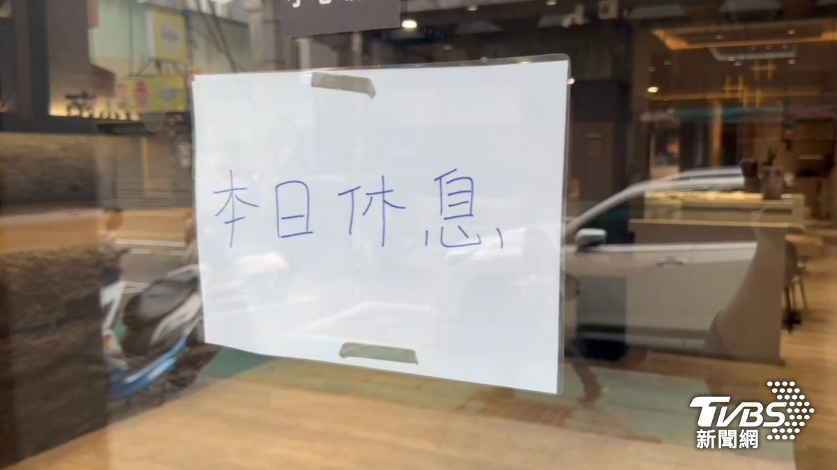 蹦闆餐廳人手不足,暫時停業2天,起薪調到4.3萬徵人。(圖/TVBS)