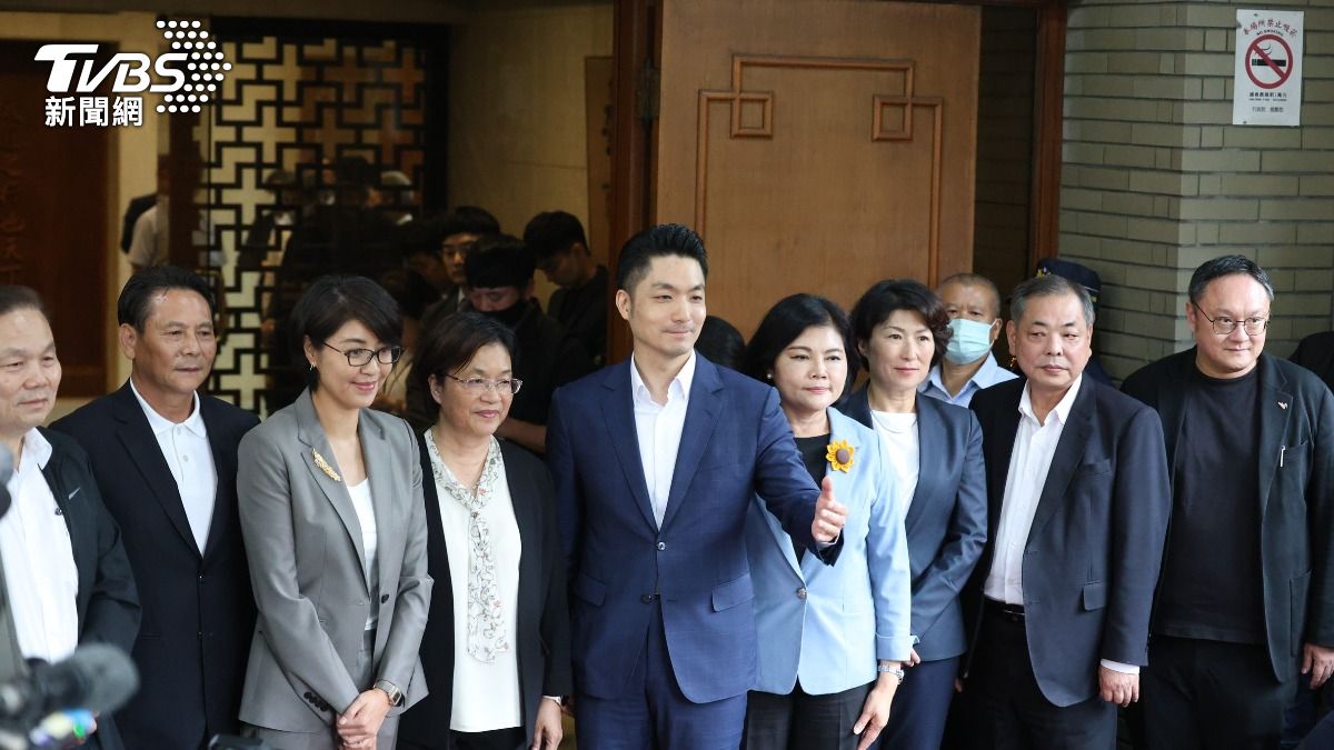 台北市長蔣萬安站中間,顯示出他在藍營的重要性。(圖/華子琛攝)