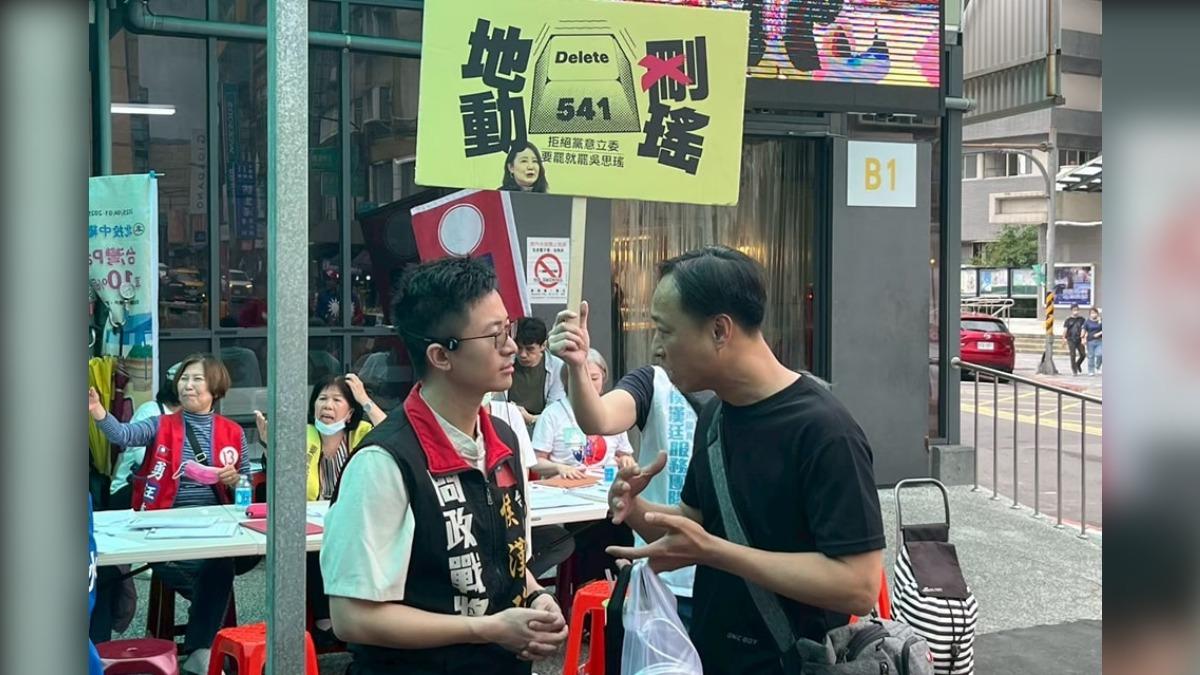 侯漢廷協助罷瑤。（圖／翻攝自侯漢廷臉書）