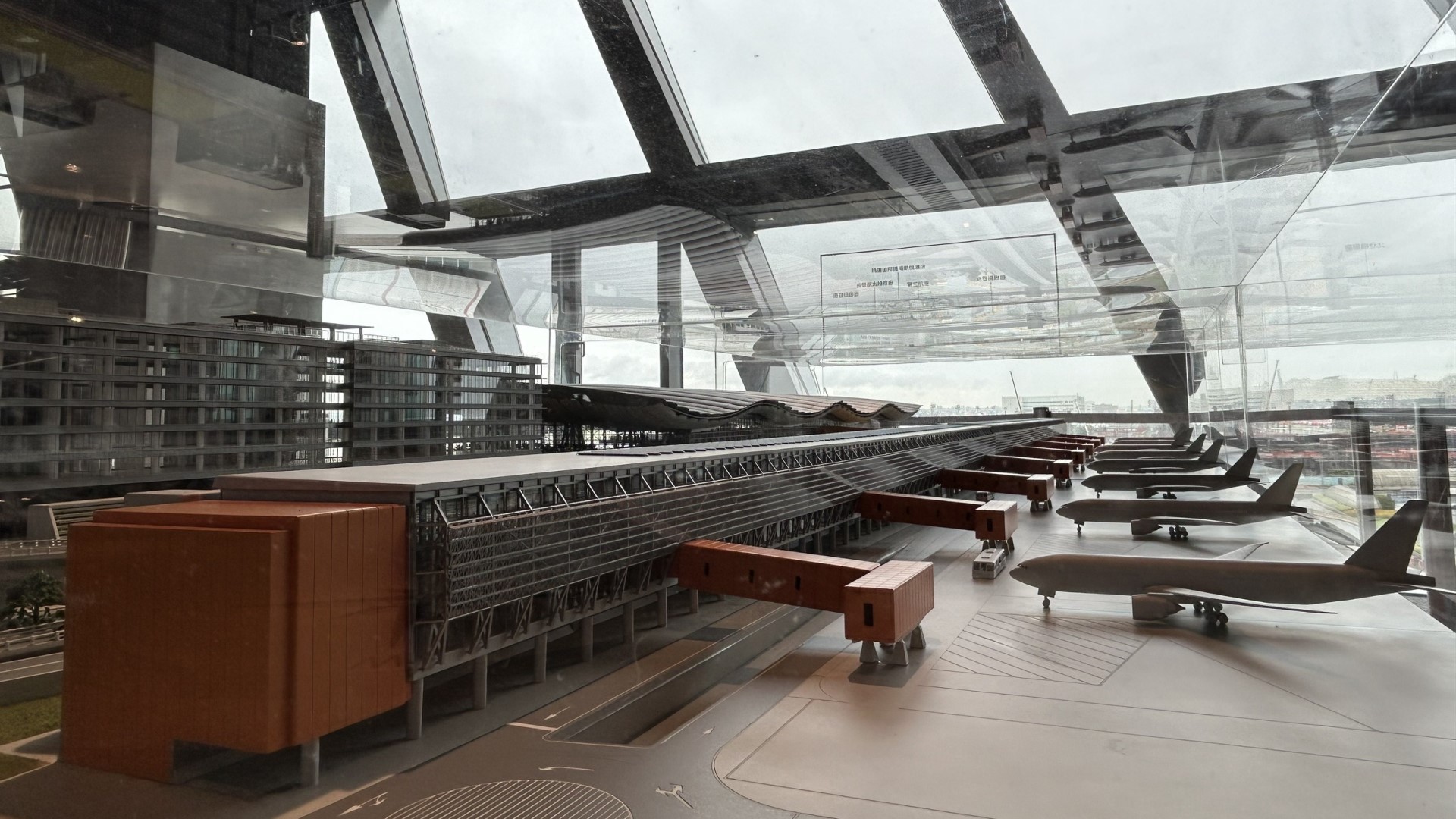 桃園機場第三航廈模型展出 鉅細靡遺呈現建築特色!歷時半年3D列印製作 參考數千張設計圖面
