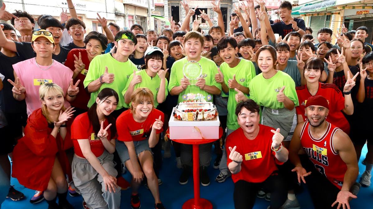 胡瓜生日當天收到讀者文摘「最受信賴娛樂節目主持人」獎盃。(圖/民視提供)