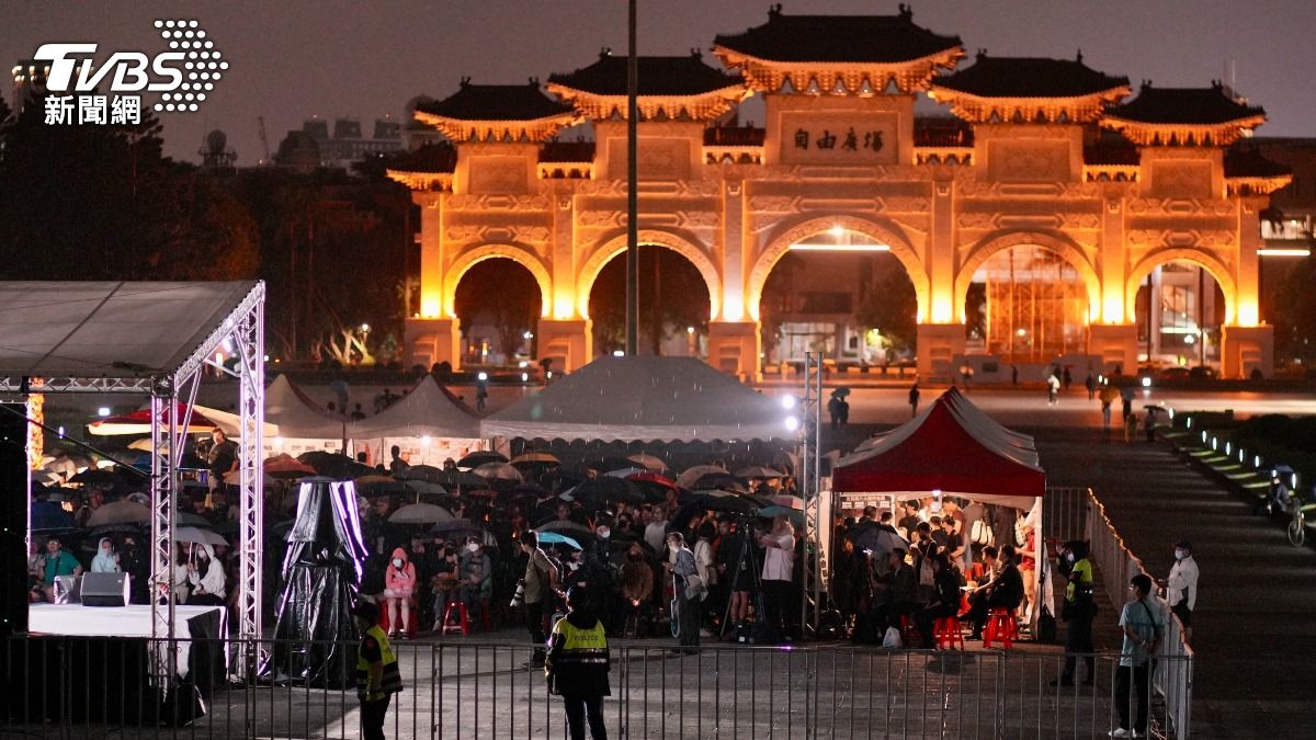 台灣「六四」36週年晚會 逾3000人參與點燈悼念