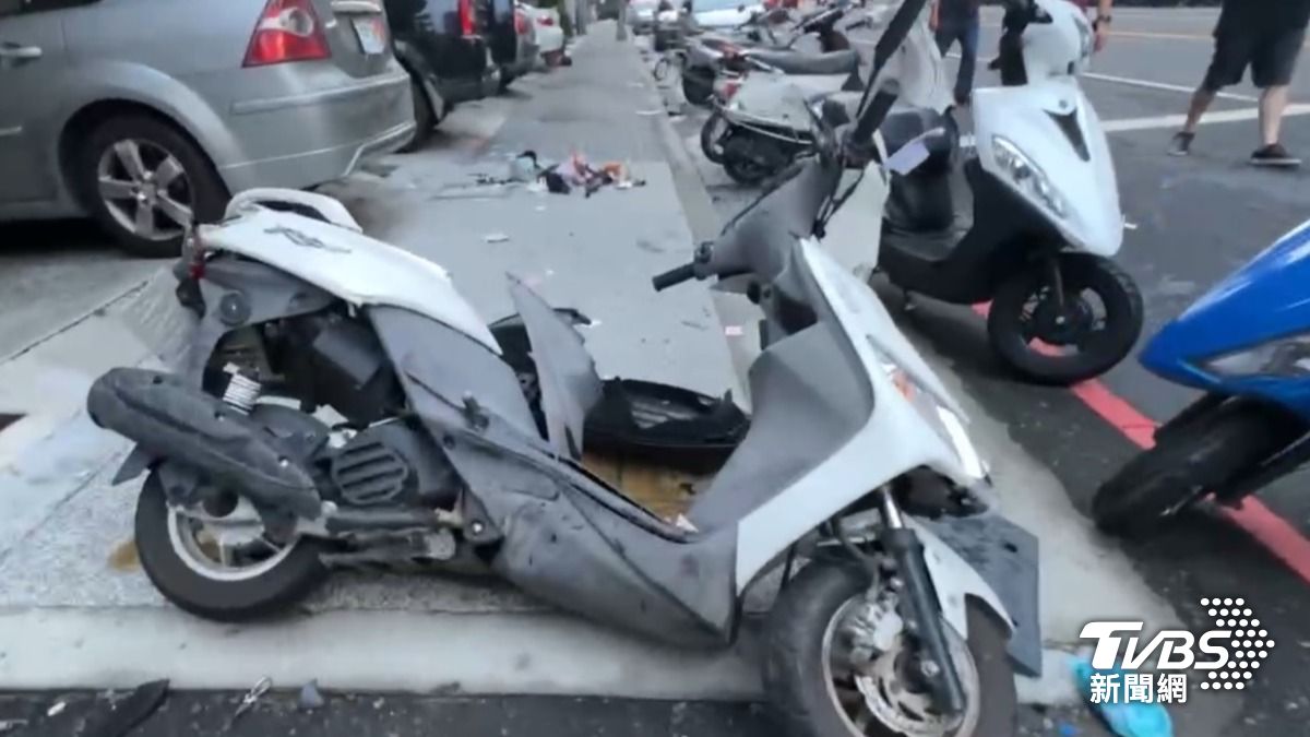 張男精神不濟高速衝撞路旁的整排機車。(圖/TVBS)