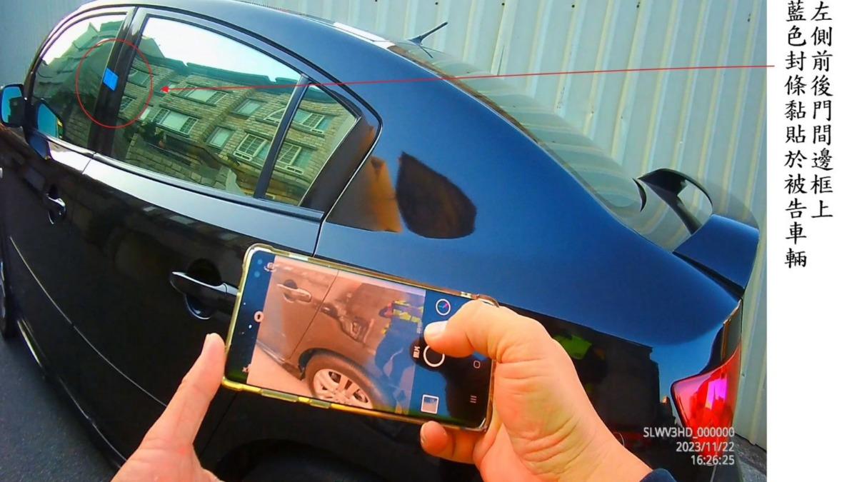 男子將車停放路邊,嚴重占用車道導致警方拖吊。(圖/TVBS)