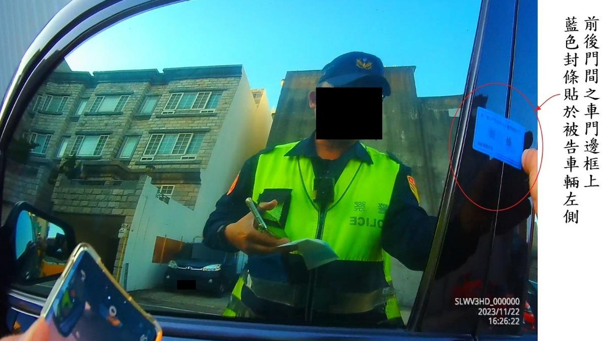 男子將車停放路邊,嚴重占用車道導致警方拖吊。(圖/TVBS)