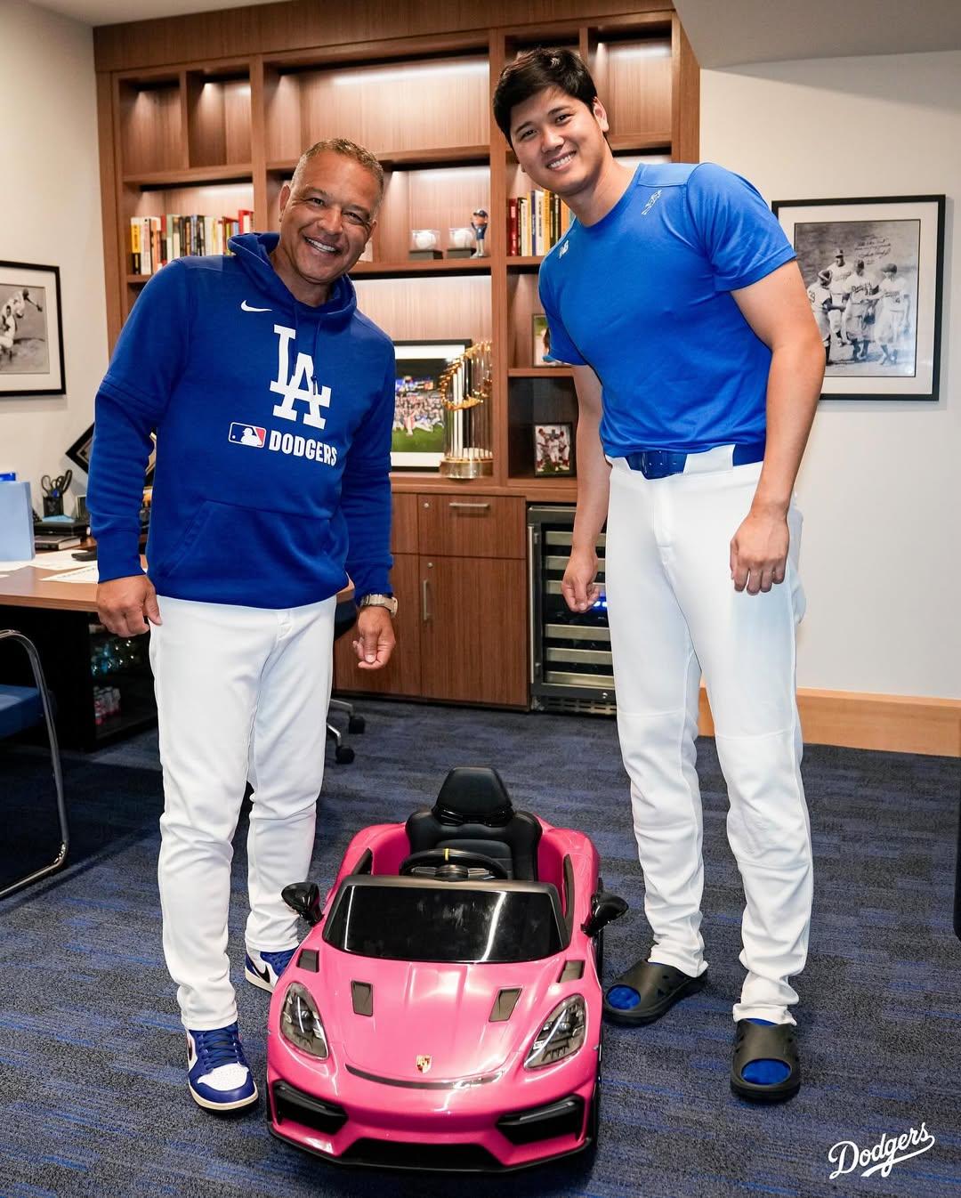 道奇教頭羅伯茲送大谷翔平粉紅超跑。(圖/翻攝IG dodgers)
