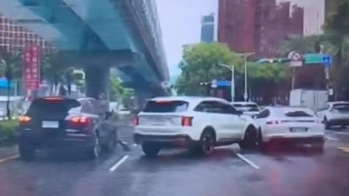 多元小黃連撞2保時捷!3車車頭全凹損 網笑:在「捷」難逃