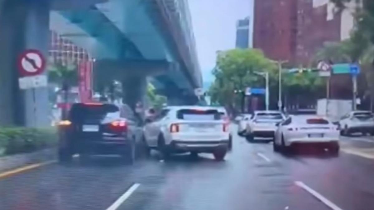 多元小黃本想換至內側車道，結果遭後方保時捷休旅車追撞。（圖／翻攝自「爆料公社」臉書）