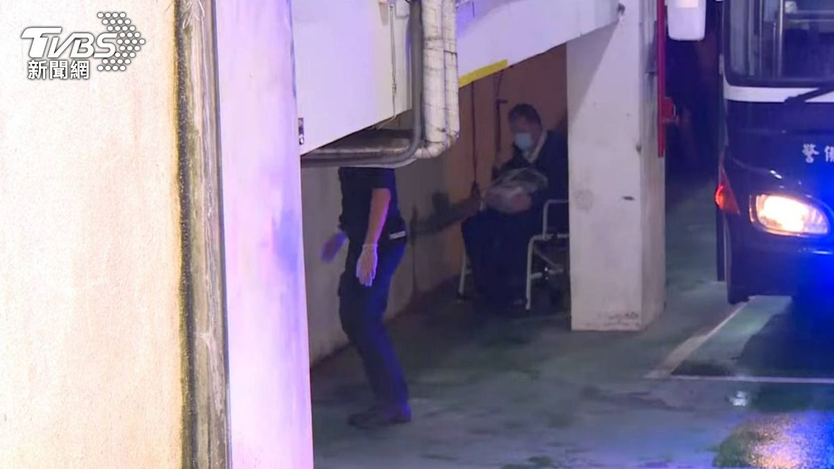 快訊/續審京華城案!沈慶京「廔管都是血」出庭 法警戒護送急診