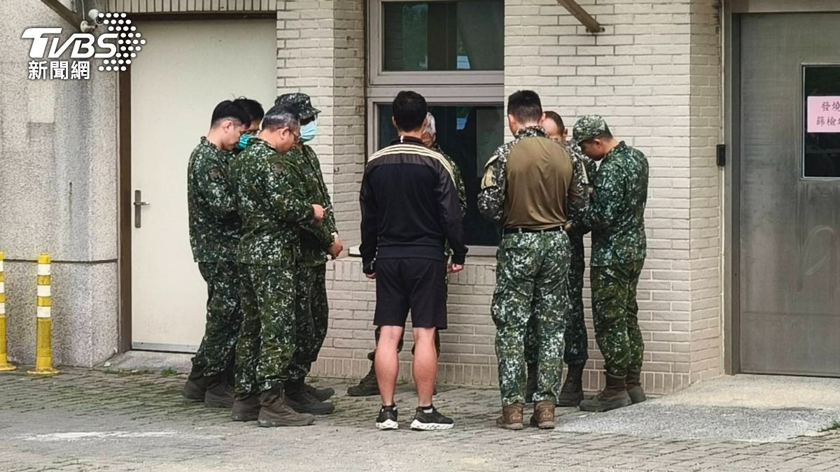 金門蛙兵熱身溺水,被同袍救起送往金門醫院急救。(圖/TVBS)