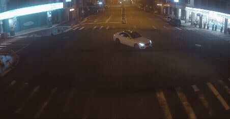 賓士車冒煙旋轉270度。(圖/TVBS)