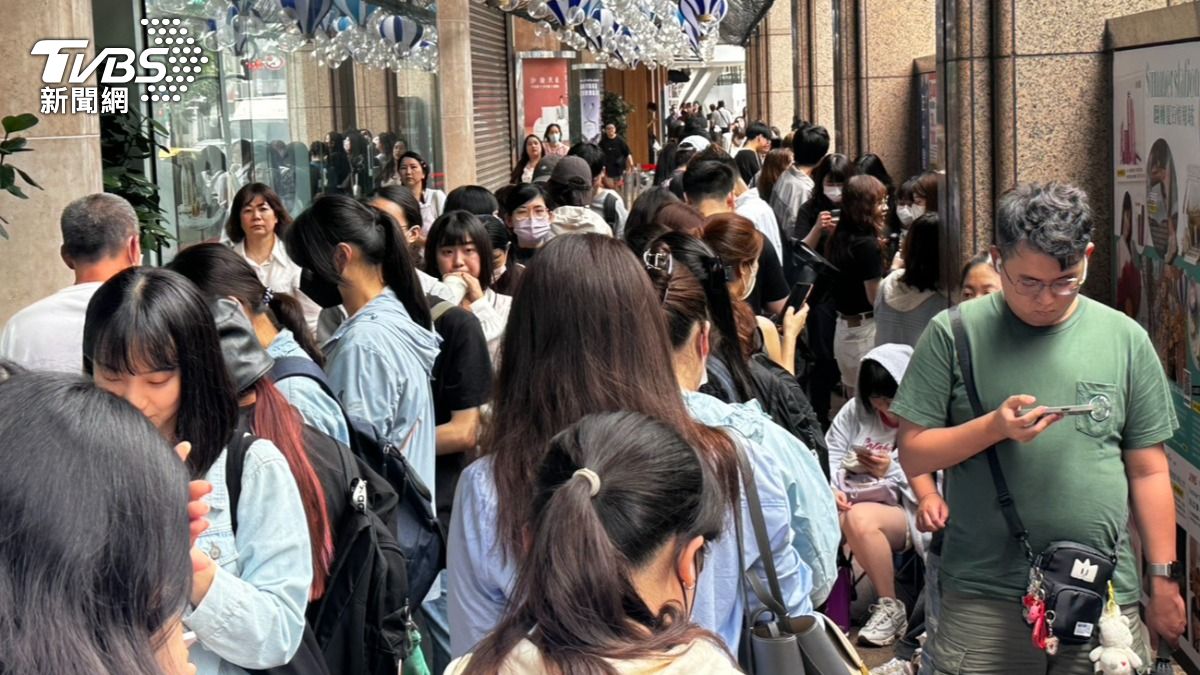 《TVBS新聞網》上午10時直擊排隊人潮。(圖/陳昫蓁攝)