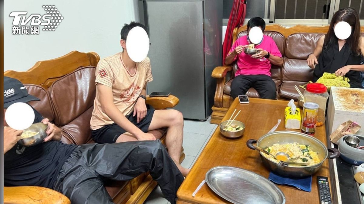 仁愛分局提供湯麵給4名獲救山友充飢。（圖/仁愛分局提供）