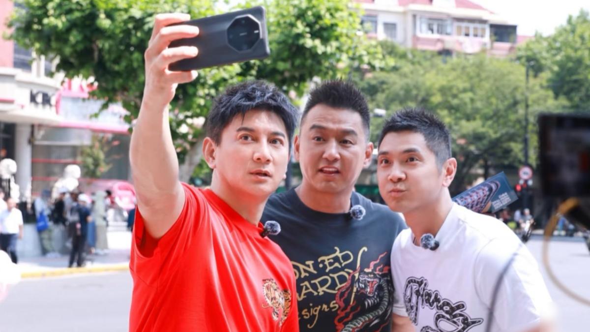 吳奇隆和節目夥伴合照。(圖/翻攝自星聞快遞微博)