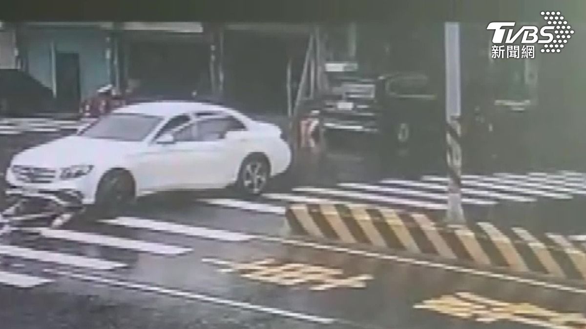 賓士車撞上行人庇護島。(圖/TVBS資料畫面)
