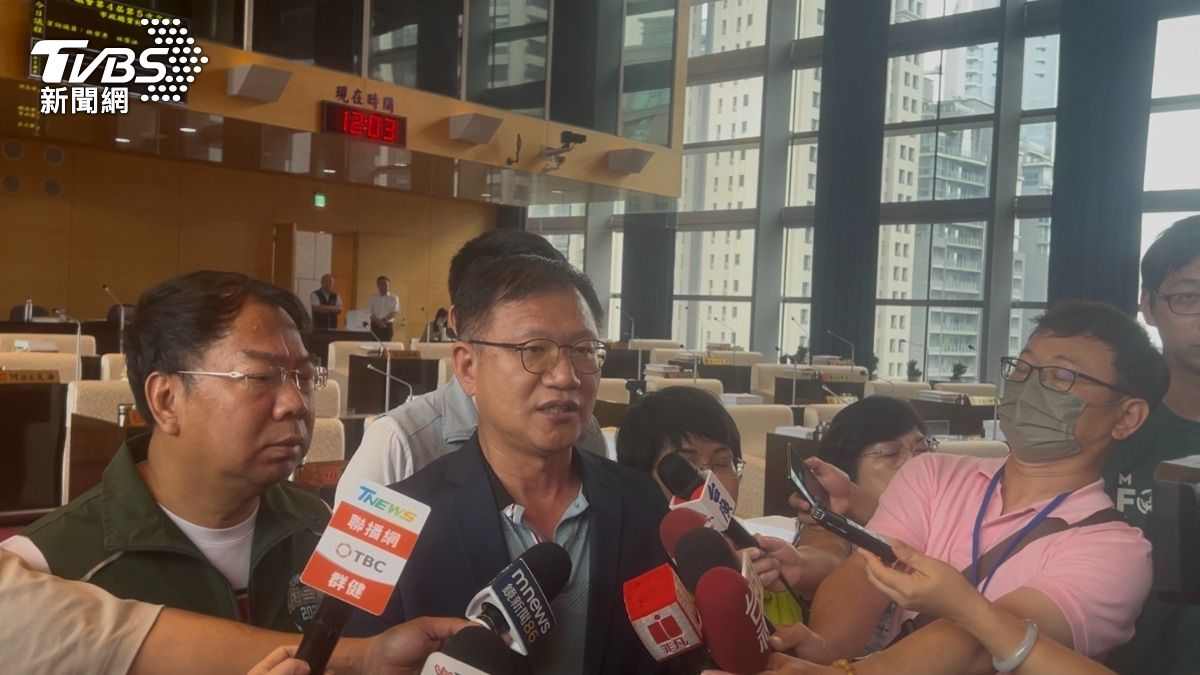 王立任說明,被未顯示來電嗆「下屆不用選了,若服務處被丟雞蛋也不足為奇」。(圖/林冠丞攝)