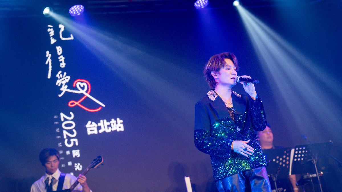 阿沁有意寫新歌,邀老婆、女兒一起合唱。 (圖/Goodnight App提供)