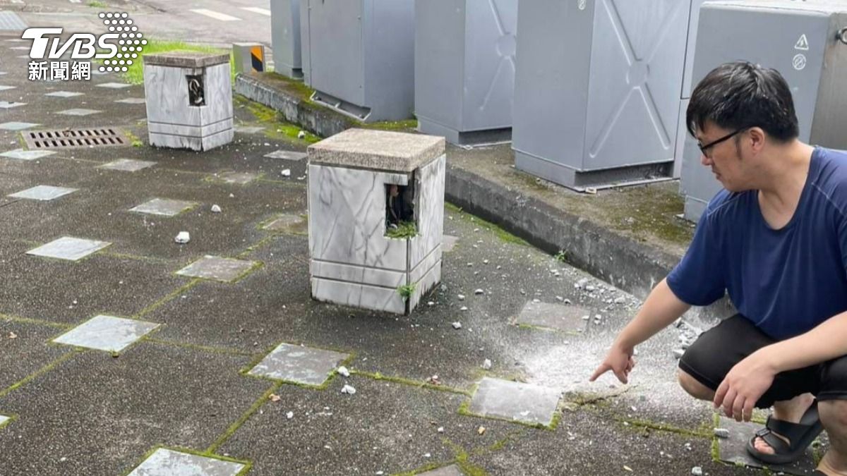 碎石飛濺落下，富世部落多處建物受損，甚至噴到人行道。（圖／TVBS）