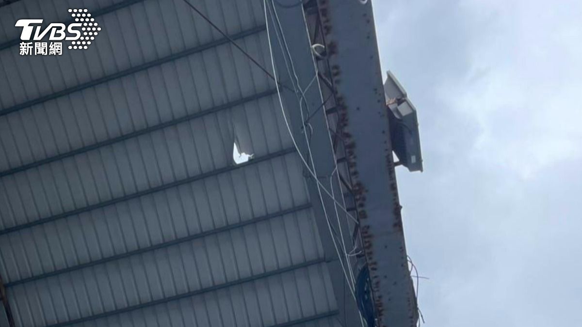 碎石飛濺落下,富世部落多處建物受損,甚至噴到人行道。(圖/TVBS)