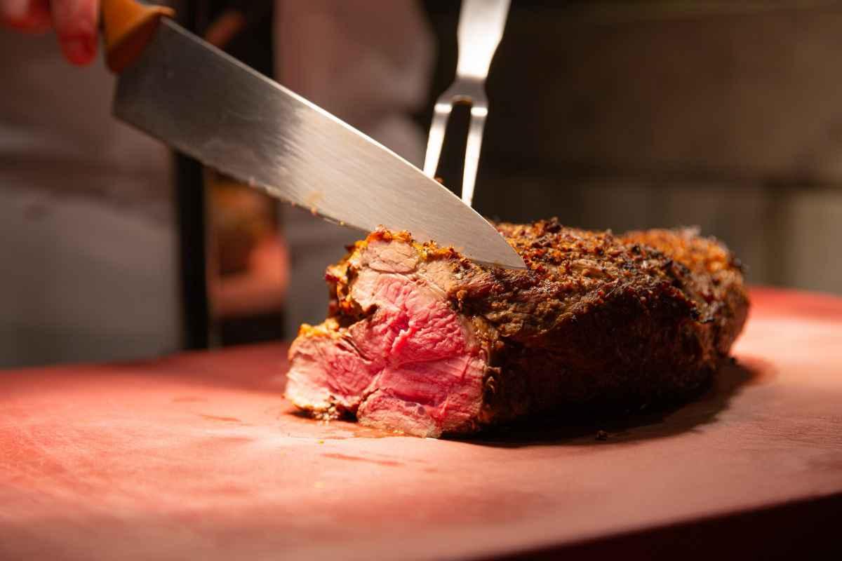 「現切肉食吧」每日精選爐烤肉品為現點現切。(圖/台北萬豪酒店提供)