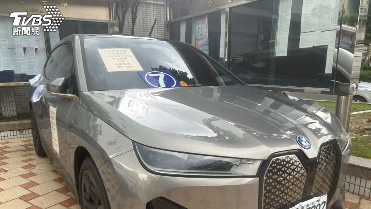 第七台BMW318萬拍出。（圖／林冠丞攝）