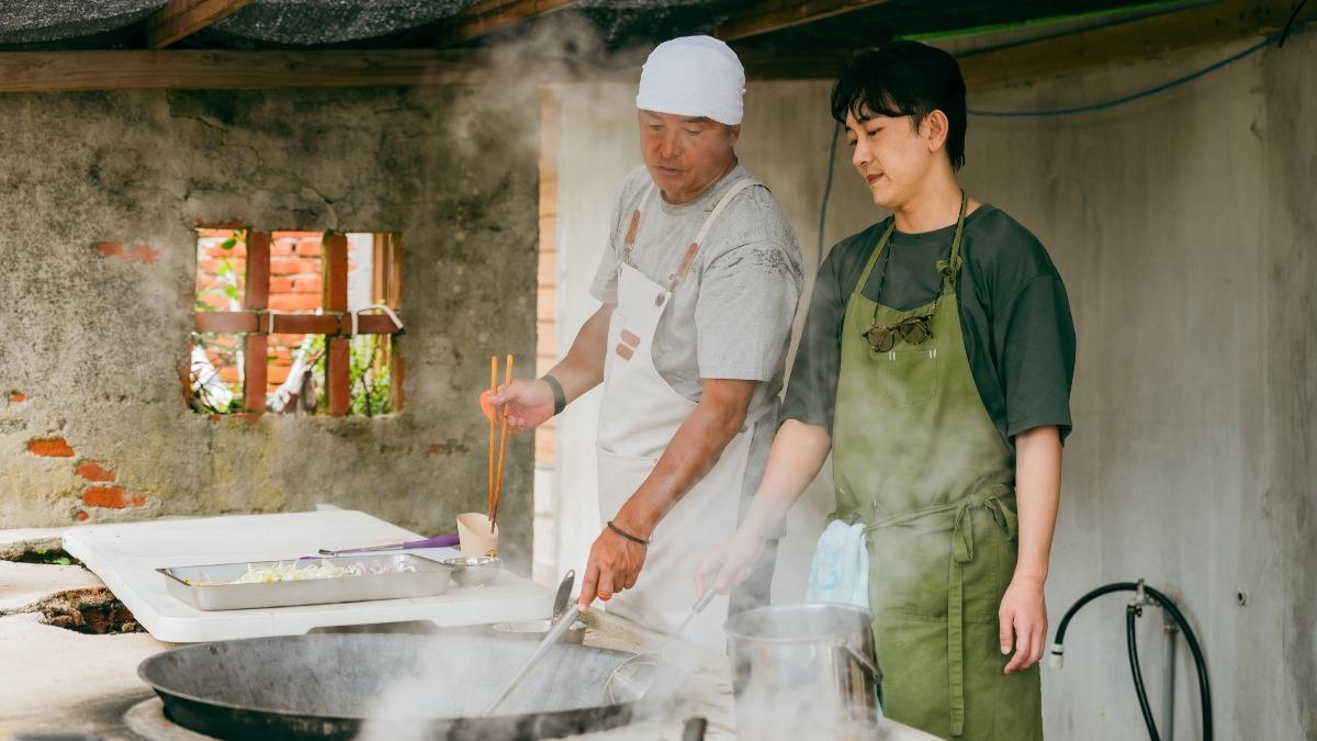 施名帥(右)重返澎湖魚灶,協助李銘順料理。(圖/公視提供)