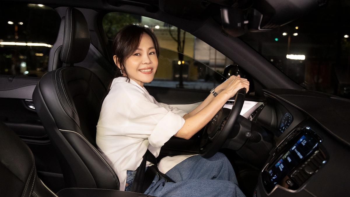 彭佳慧自認開車技術很好。(圖/索尼音樂提供)