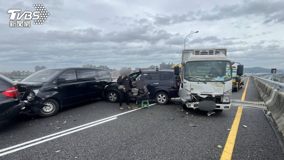 國1桃園段遇車流回堵!男猛撞前車 8車連環追撞畫面曝