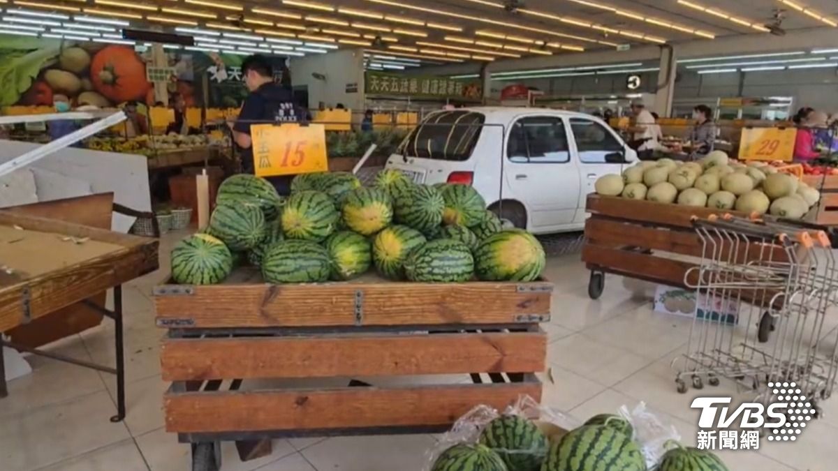 突如其來的意外嚇得店內挑水果的顧客四處逃竄。（圖／TVBS）