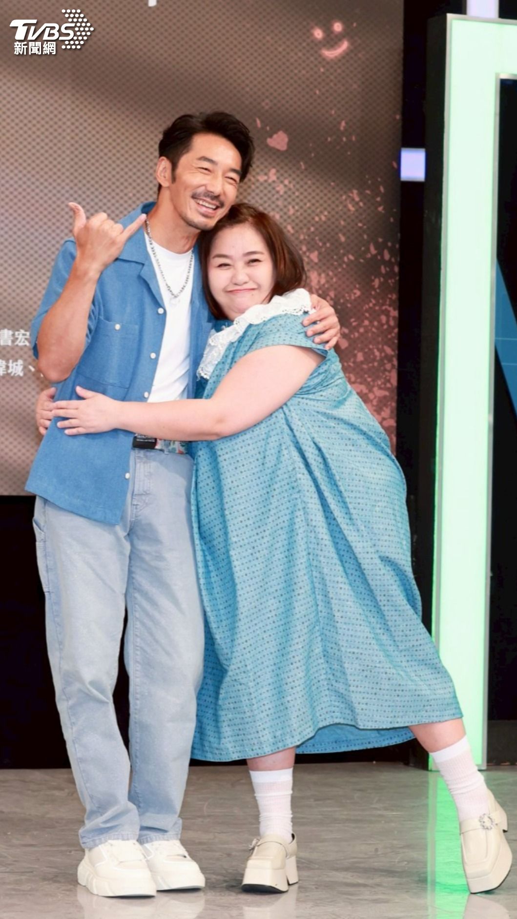 李李仁(左)、鍾欣凌譜中年戀。(圖/趙世平攝)