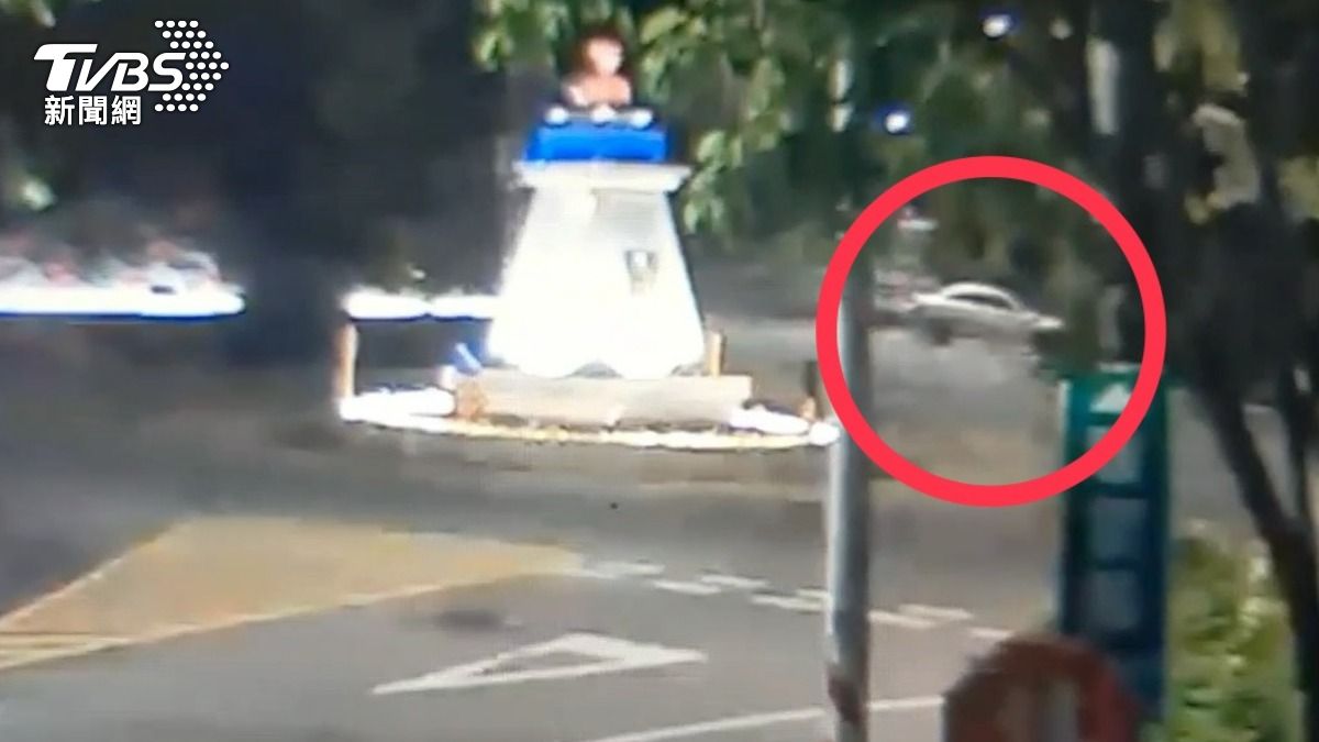 金門男子酒駕車輛失控甩尾自撞路燈。(圖/TVBS)