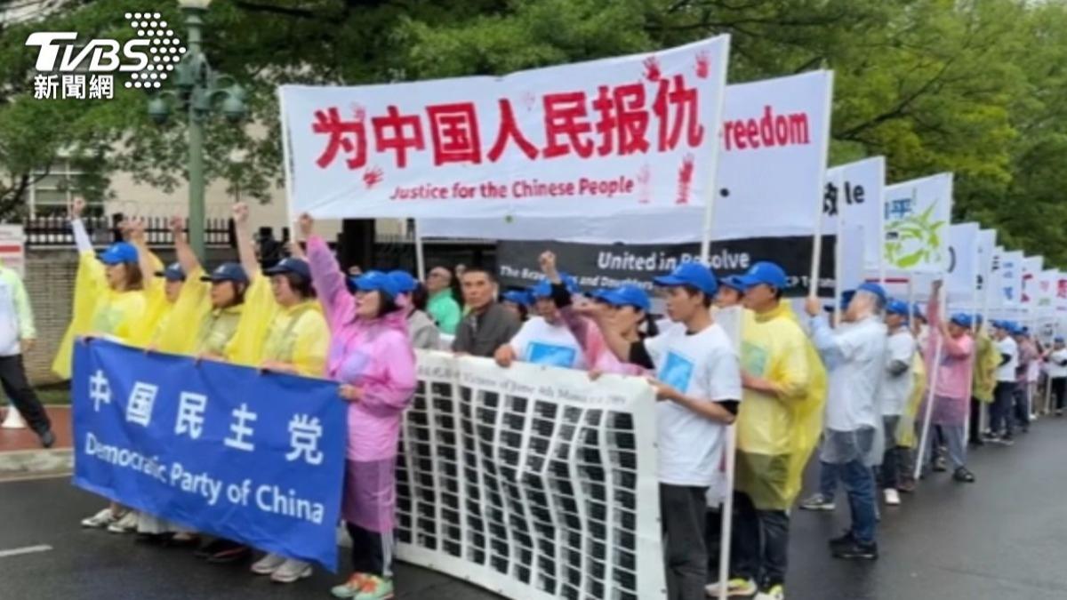 全美學自聯赴陸駐美使館示威。(圖/TVBS駐美特派記者倪嘉徽攝)